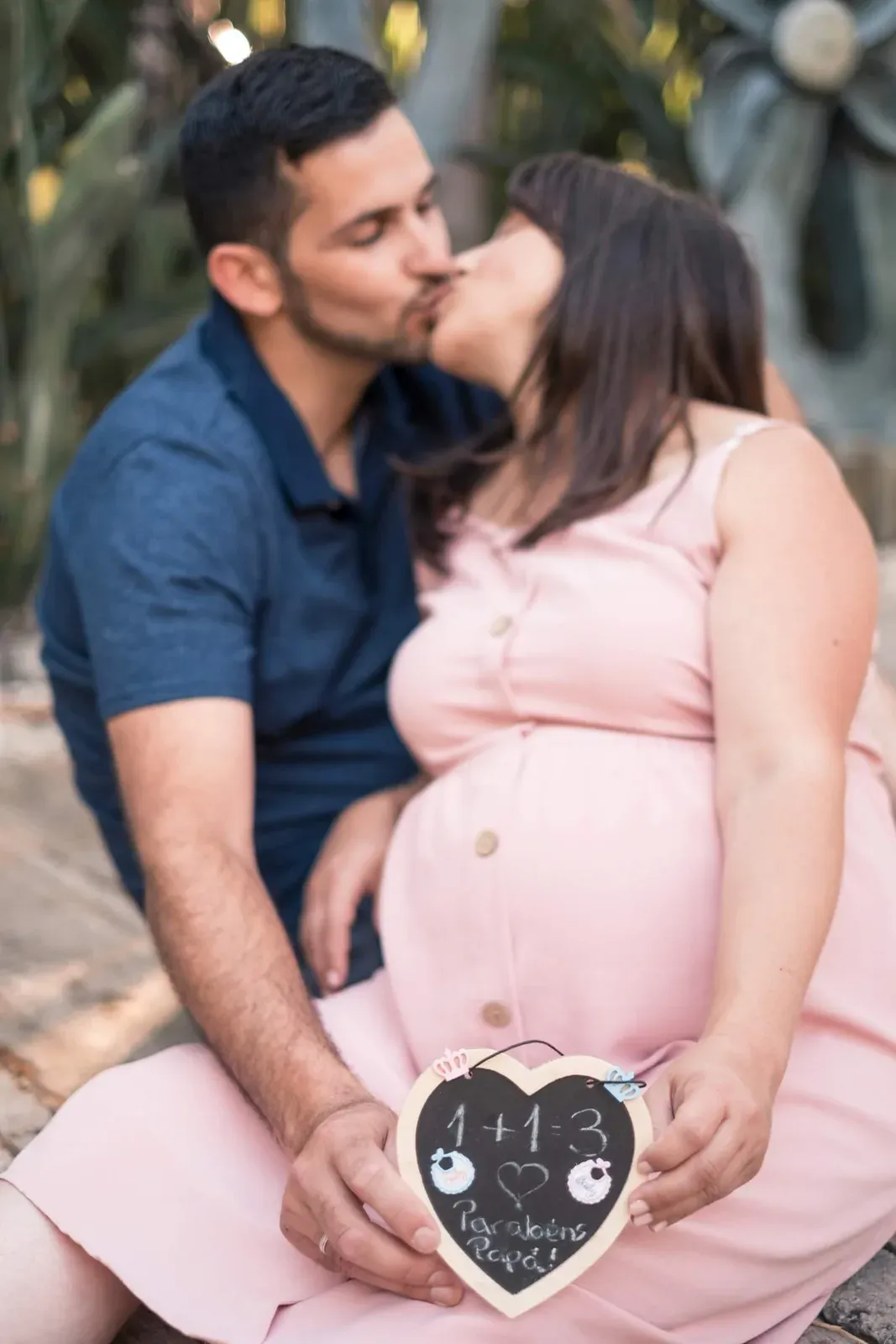 Casal a beijar-se com um coração de giz nas mãos