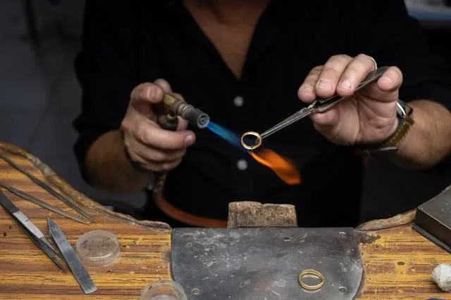 Artesão a trabalhar uma peça de joalharia