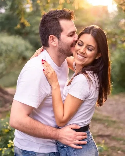 Casal abraçado num caminho ao ar livre