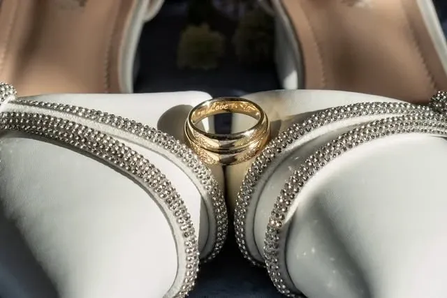 Alianças de casamento sobre o fecho de um vestido