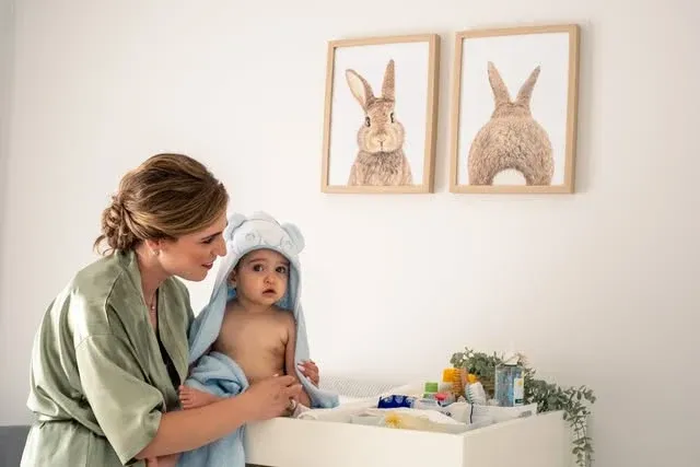Mãe a preparar a criança para uma celebração